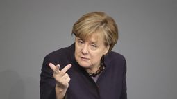 La canciller alemana Angela Merkel abordará este jueves en su coalición de Gobierno un eventual envío de aviones de reconocimiento Tornado a Siria.(EFE)