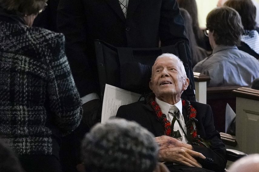 El expresidente estadounidense Jimmy Carter tras el funeral de la exprimera dama estadounidense Rosalynn Carter, en la iglesia bautista Maranatha en Plains, Georgia, el 29 de noviembre de 2023. 