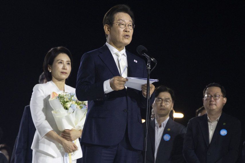 El presidente surcoreano, Lee Jae-Myung (centro), habla tras recibir las cartas de nombramiento durante la ceremonia de investidura celebrada en la plaza Gwanghwamun de Seúl el 15 de agosto de 2025.&nbsp;