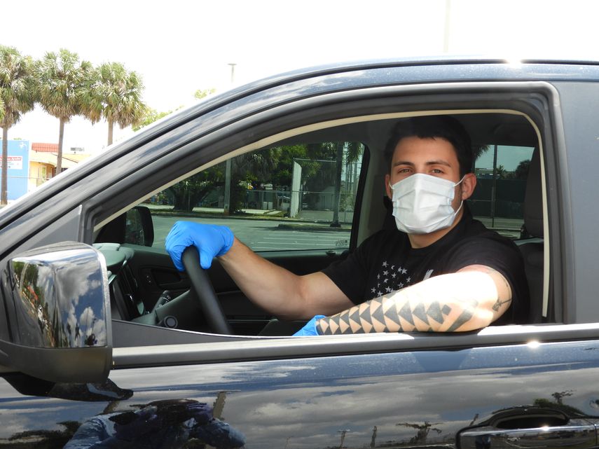 Joven de Miami-Dade protegido contra el coronavirus.