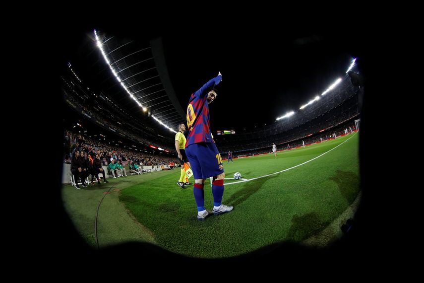 Lionel Messi, del Barcelona, se prepara para ejecutar un tiro de esquina durante un partido de La Liga espa&ntilde;ola ante Levante, el domingo 2 de febrero de 2020&nbsp;