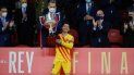 El capitán del Barça se encargaría de levantar la Copa con una gran sonrisa, cuando todavía está pendiente su renovación a menos de tres meses para que expire su contrato El capitán del Barça se encargaría de levantar la Copa con una gran sonrisa, cuando todavía está pendiente su renovación a menos de tres meses para que expire su contrato