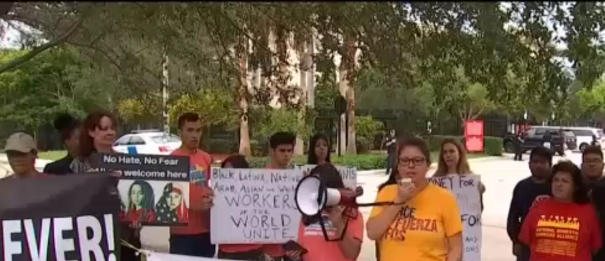 Bajo la iniciativa&nbsp;Círculo de protección varias personas se reúnen para reclamar mejores condiciones para quienes acuden a oficinas de inmigración en Miramar.