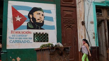 Una mujer camina cerca de una pancarta que representa al fallecido líder cubano Fidel Castro en La Habana.&nbsp;