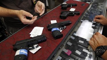 De acuerdo con el proyecto de ley, los profesores que voluntariamente deseen ir armados en el colegio tendrán que completar un curso de cien horas de entrenamiento bajo un programa especial en el uso de armas.