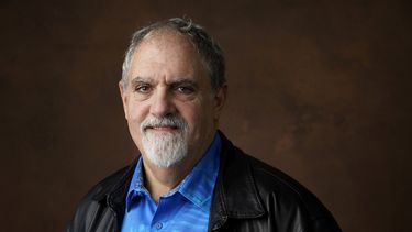 El productor Jon Landau posa para un retrato en el Nonagésimo Quinto Almuerzo de Nominados a los Premios Oscar, el 13 de febrero de 2023, en el Hotel Beverly Hilton en Beverly Hills, California.