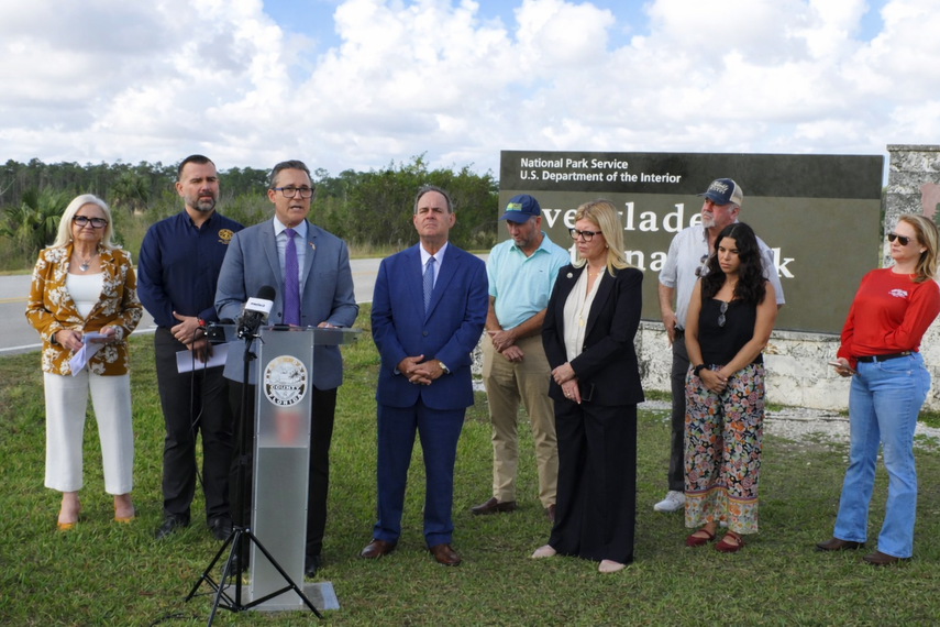 Senador René García junto a comisionados, organizaciones ambientales y representantes agrícolas del sur de Florida alerta sobre riesgos de la nueva ley para los Everglades.&nbsp;