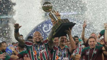 Germán Cano (centro) y Felipe Melo, de Fluminense, alzan el trofeo de la Recopa Sudamericana, luego de vencer a Liga Deportiva Universitaria en el Maracaná, el jueves 29 de febrero de 2024&nbsp;