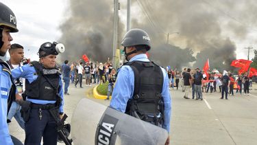 El cierre de autopistas está provocando un caos en el país por la paralización parcial del transporte colectivo, de carga y privado, lo que ha provocado grandes filas de todo tipo de vehículos.