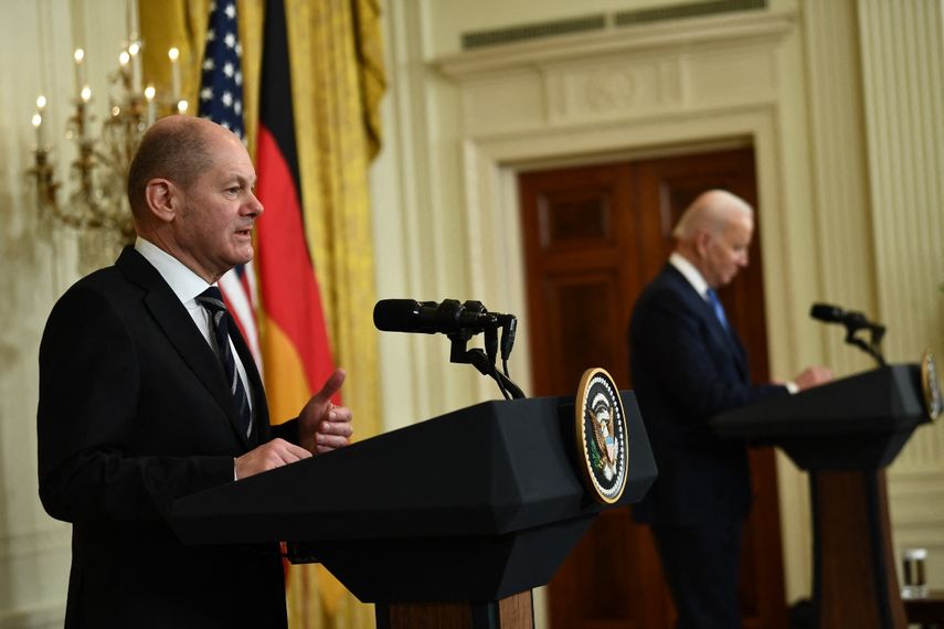 El presidente de los Estados Unidos, Joe Biden (derecha), escucha al canciller alemán Olaf Scholz hablar durante una conferencia de prensa conjunta en el Salón Este de la Casa Blanca en Washington, DC, el 7 de febrero de 2022. &nbsp; &nbsp;