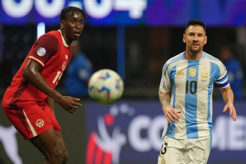 El delantero argentino Lionel Messi (derecha) y el zaguero canadiense Moïse Bombito observan el balón durante el partido del Grupo A de la Copa América, el jueves 20 de junio de 2024, en Atlanta.&nbsp;