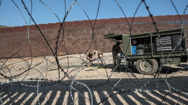 El Cuerpo de Marines de EE. UU., desplegado en la frontera sur de San Diego, refuerza el muro fronterizo entre Estados Unidos y México, como se muestra en la imagen de la Colonia Libertad en Tijuana, Baja California, México, el 5 de febrero de 2025.