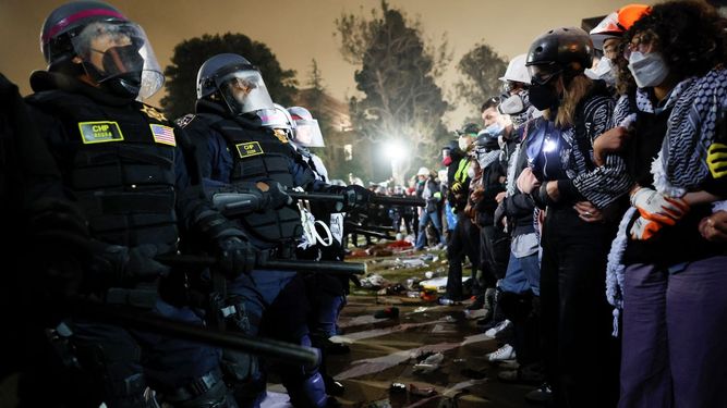 La policía se enfrenta a estudiantes pro palestinos después de destruir parte de la barricada del campamento en el campus de la Universidad de California, Los Ángeles (UCLA) en Los Ángeles, California, la madrugada del 2 de mayo de 2024.