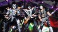 Gene Simmons (voz y bajo), Paul Stanley (voz y guitarra), Tommy Thayer (guitarra) y Eric Singer (batería), ofrecieron un paquete de premios especiales sobre su gira de despedida.