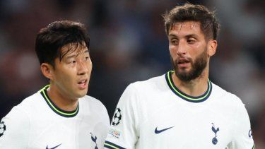 El surcoreano Heun Ming- Son y el uruguayo Rodrigo Bentancur del Tottenham&nbsp;