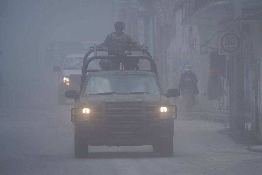 El ejército mexicano patrulla las calles mientras la ceniza del volcán Popocatépetl cubre las calles, el lunes 22 de mayo de 2023, en Santiago Xalitzintla, México