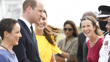 La ministra de Relaciones Exteriores de Jamaica, la senadora Kamina Johnson Smith, junto a los duques de Cambridge, William y Kate Middleton, son recibidos por los invitados a su llegada al Aeropuerto Internacional Norman Manley, en Kingston, durante una visita a Jamaica.