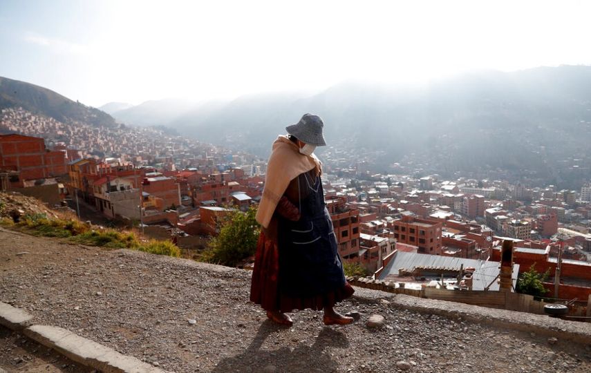 Una mujer camina en una calle antes de la apertura de las urnas para las elecciones en El Alto, Bolivia.