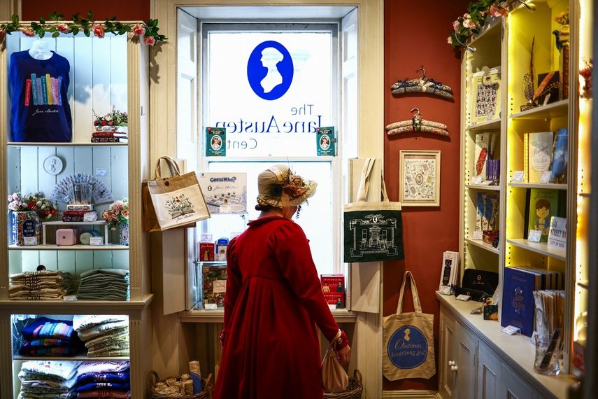 Una actriz de la época de la regencia que trabaja en el Centro Jane Austen se encuentra en la tienda de regalos del centro, en Bath, Somerset, el 14 de febrero de 2025.