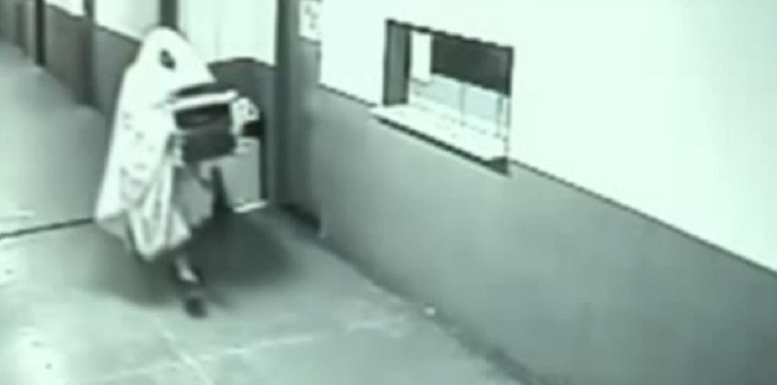 Uno de los exconcejales cargando una impresora.