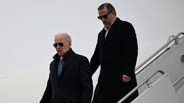 El presidente Joe Biden y su hijo Hunter Biden bajan la escalinata del avión a su llegada a Nueva York el 4 de febrero de 2023.