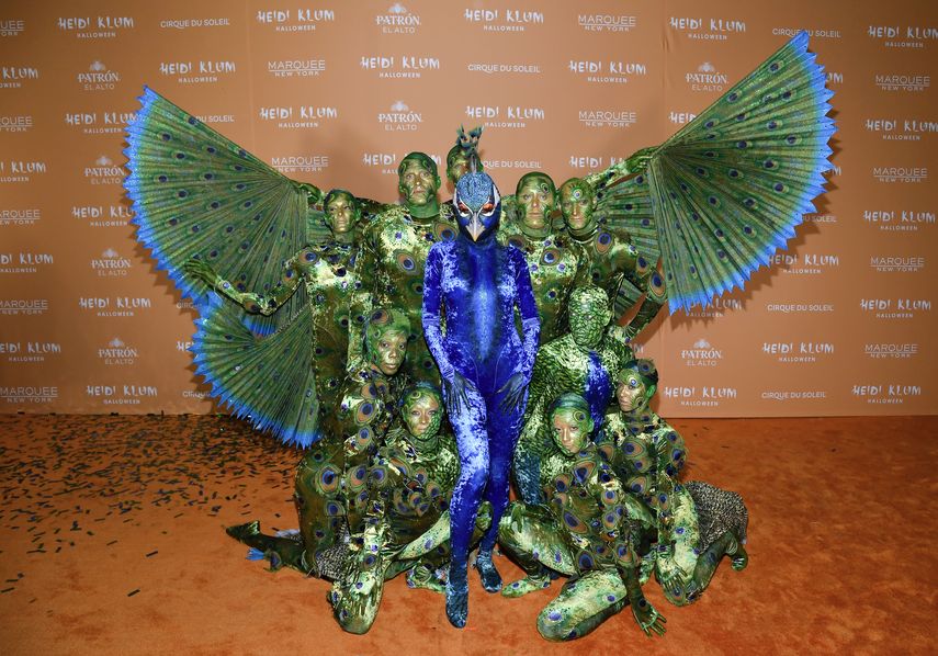 Heidi Klum, en el centro y de azul, llega a su 22 fiesta de Halloween en Marquee el martes 31 de octubre de 2023 en Nueva York.