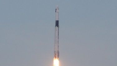 Un cohete SpaceX Falcon 9 que transporta a los astronautas de la Misión Axiom 2 se eleva hacia el espacio después de despegar de la plataforma 39A en el Centro Espacial Kennedy de la NASA en Florida el 21 de mayo de 2023. Dos astronautas saudíes, incluida la primera mujer saudí, despegarán de Florida el 21 de mayo en una misión privada a la Estación Espacial Internacional (ISS).
