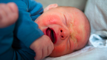 Los bebés de menos de seis meses se ven afectados por los cambios de horario. La alteración de su ritmo diario hace que no descansen tan bien y lloren más.