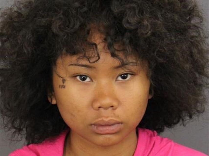 Por el tipo de delito y a pesar de que la acusada es menor de edad, la fiscalía identificó a la atacante como Jennie Bunsom, residente en el barrio de Montbello, en el noreste de Denver.