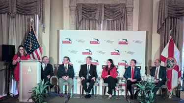 María Fernanda López, presentadora y periodista de Univision 23 Miami modera el intercambio con el panel de doctores que integraron el evento.