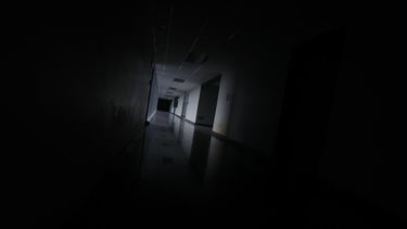 Vista de un pasillo oscuro en un edificio empresarial este lunes en Caracas.