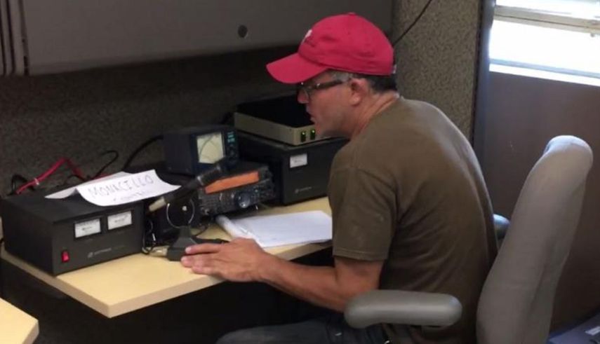 Raúl González, uno de los radioaficionados que labora en la base ubicada en Monacillos, en San Juan, Puerto Rico.