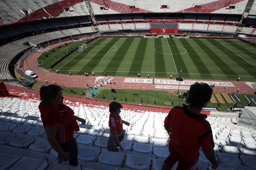 River Plate pidió que el encuentro se disputara en el Monumental y con público, como estaba previsto que se realizará el pasado sábado pero la conducta de fanáticos contra el autobús de Boca hizo que se suspendiera el compromiso..