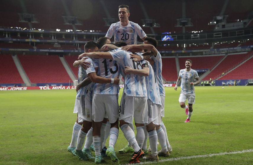 Los jugadores de Argentina celebran el primer gol en el partido ante Uruguay en un partido de la Copa América disputado el viernes 18 de junio de 2021 en Brasilia&nbsp;