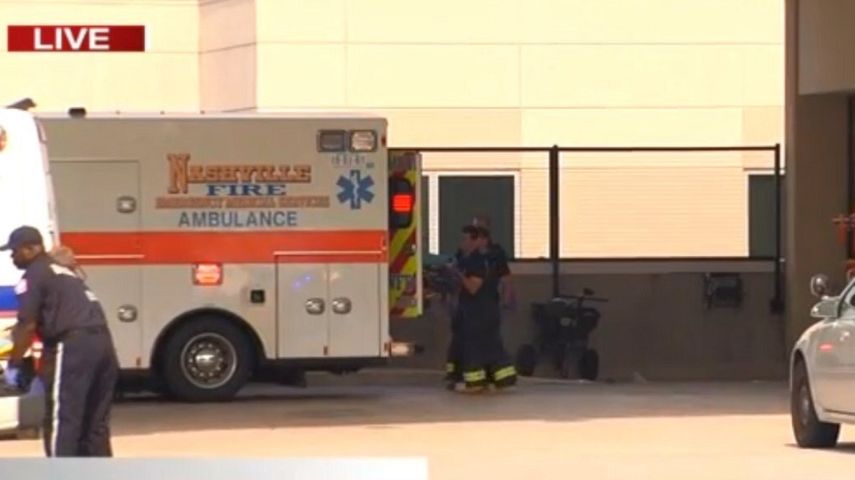 Un hombre fue trasladado en estado crítico a un hospital tras un tiroteo en un centro comercial de Nashville, Tennessee.