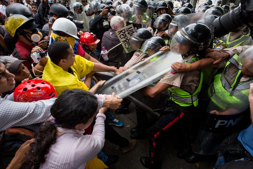 Para el diputado brasileño Rubens Bueno, el pueblo venezolano está en las calles todos los días y arriesga su vida frente a una represión brutal para decir que se cansó.