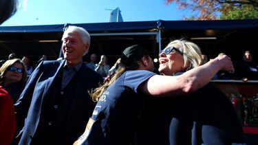 El expresidente Bill Clinton y su esposa, la exsecretaria de Estado Hillary Clinton, en la ciudad de Nueva York.