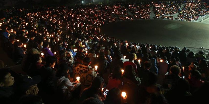 Ciudadanos de Ansan, una ciudad de Seoul, Corea del Sur, realizan una vigilia para pedir por el retorno de los tripulantes del barco Sewol. Foto: EFE