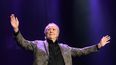 El cantante español Joan Manuel Serrat actúa en el escenario durante el último concierto de su gira de despedida, en Barcelona el 23 de diciembre de 2022.&nbsp; &nbsp; &nbsp;
