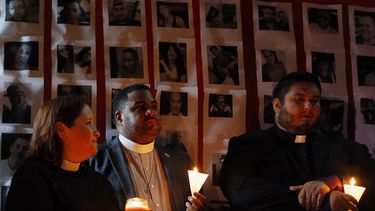 Líderes religiosos participan en una vigilia en honor de las víctimas puertorriqueñas del tiroteo en la discoteca&nbsp;Pulse de&nbsp;Orlando, ocurrido el martes 12 de junio de 2016.