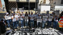 Familiares de presos políticos participan en una manifestación frente a la Fiscalía General de Caracas el 18 de noviembre de 2025, exigiendo su liberación.&nbsp;