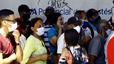 Personas esperan para ingresar a una agencia bancaria en Valencia, Venezuela, en la primera semana de la flexibilizaci&oacute;n de la cuarentena por el coronavirus COVID-19.