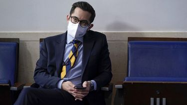 Portavoz de Biden es suspendido por amenazar a periodista