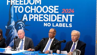 La dirección de No Labels e invitados, de izquierda a derecha, Dan Webb, el copresidente nacional; el Dr. Benjamin F. Chavis, y el presidente fundador y exsenador Joe Lieberman, hablan sobre las elecciones de 2024 en el National Press Club, en Washington, el 18 de enero de 2024.