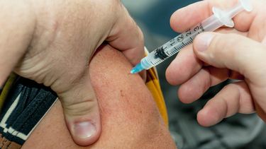 Una amplia campaña estatal de vacunación combate la propagación de la hepatitis A.