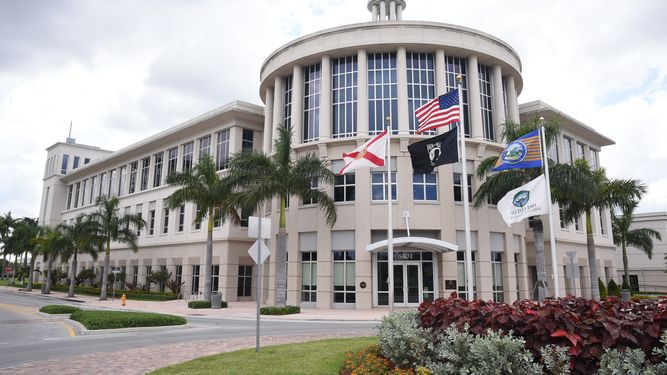 Fachada del edificio que acoge la alcaldía de Doral.
