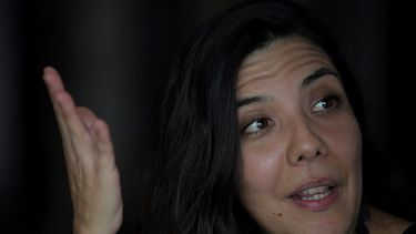 La directora de cine colombiana Laura Mora habla durante una entrevista con AFP durante la presentación a la prensa de su película Los Reyes del Mundo en Bogotá el 4 de octubre de 2022. Los Reyes del Mundo, el segundo largometraje película de la directora colombiana Laura Mora, ganó los máximos premios en San Sebastián y Biarritz en 2022.