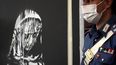 Las autoridades italianas develan una obra de arte robada del artista británico Banksy en honor a las víctimas del ataque terrorista en la sala de conciertos Bataclan en París en 2015.&nbsp;