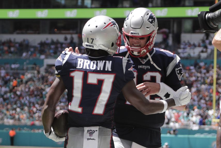 El quarterback de los Patriotas de Nueva Inglaterra Tom Brady y el wide receiver Antonio Brown celebran despu&eacute;s del touchdown de Brown en la primera mitad del juego ante los Dolphins de Miami, el domingo 15 de septiembre de 2019, en Miami Gardens, Florida.&nbsp;