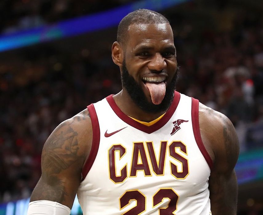 James comenzó la temporada de buena forma al anotar 29 puntos y bajar 16 rebotes.